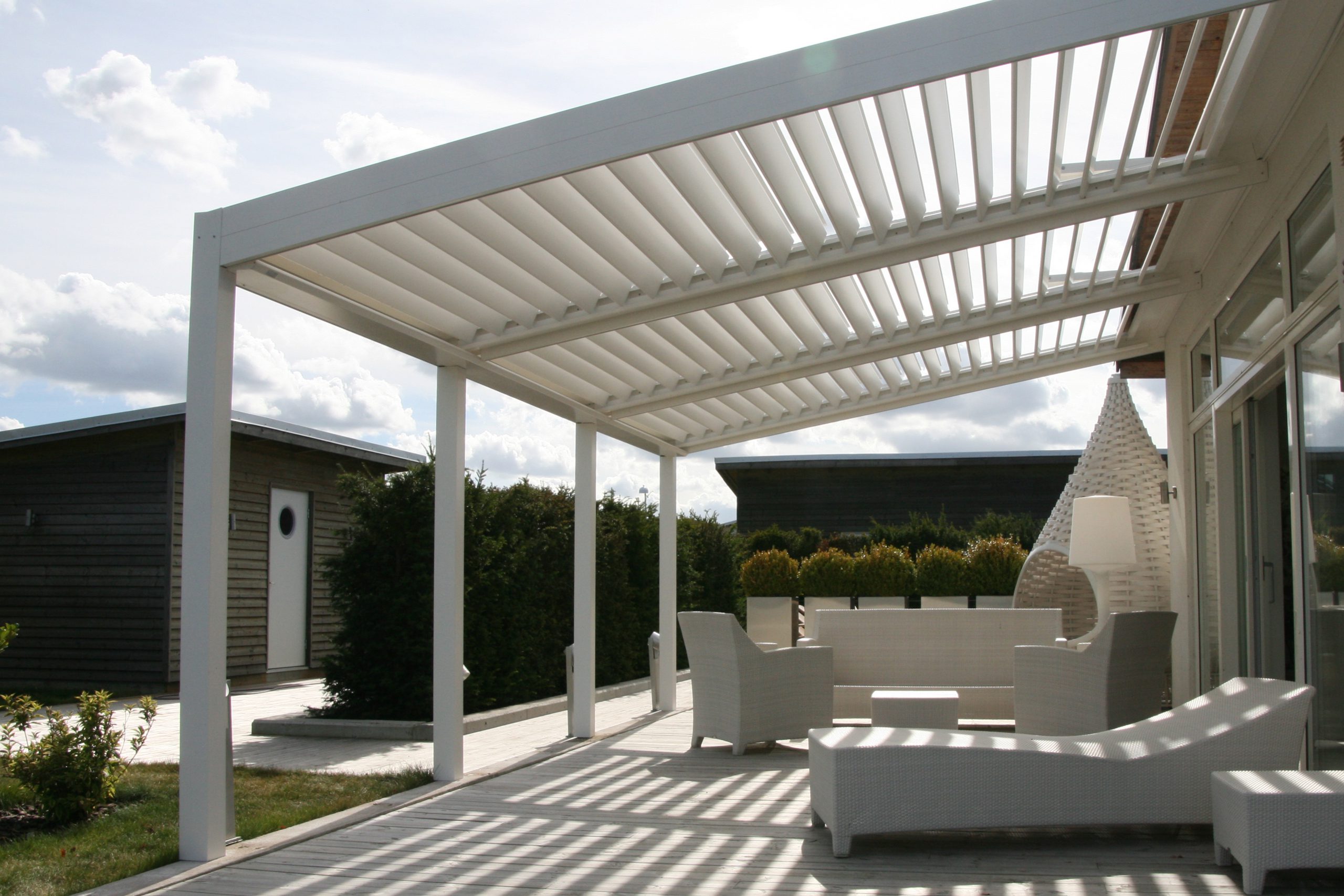 Solisysteme - Pergolas bioclimatiques - brise soleil à lames orientables